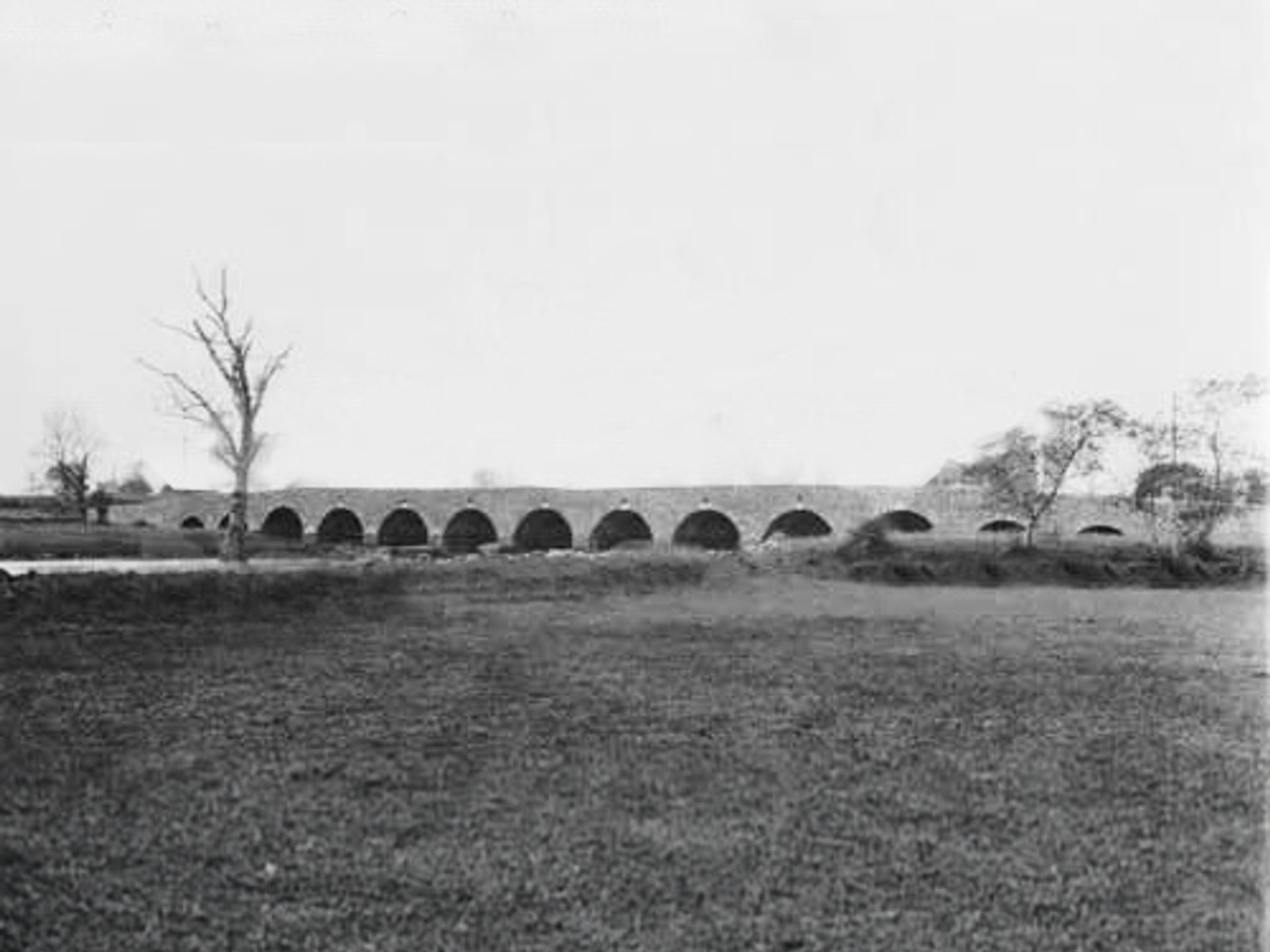 Ballyforan developed around a taxing bridge over the River Suck. Since 1820 this has been a thirteen arch bridge which is still in use today.